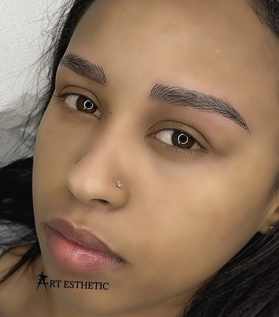 Fein gezeichnete Augenbrauen nach einer Microblading-Behandlung bei MARÉ